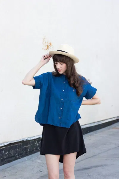 Sự kết hợp của áo sơ mi jean và váy ngắn đen (nguôn internet)