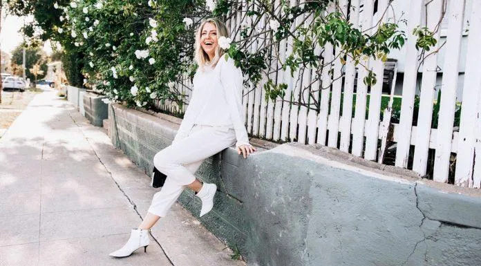 Bộ trang phục white on white theo phong cách tối giản (nguồn internet)