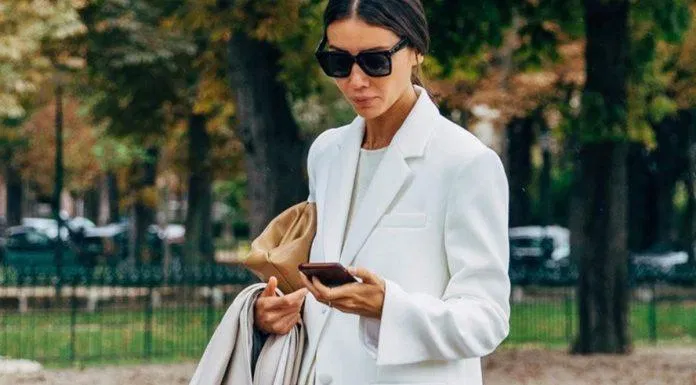 Blazer và quần trắng (nguồn internet)