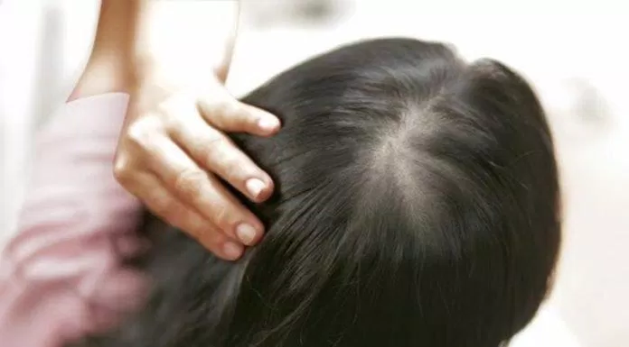 Tẩy da chết cho da đầu thường xuyên sẽ giúp cho mái tóc sạch hơn (Nguồn: Internet)