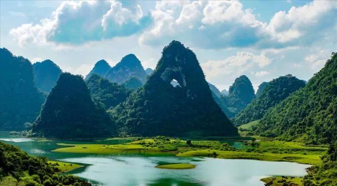 Hồ Thang Hen và Thác Nặm Trá thu hút khách du lịch với vẻ đẹp hoang sơ (Nguồn: Internet).