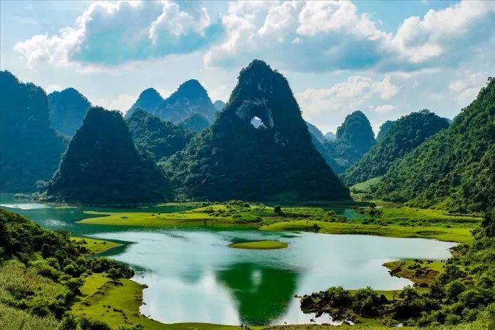 Hồ Thang Hen và Thác Nặm Trá thu hút khách du lịch với vẻ đẹp hoang sơ (Nguồn: Internet).