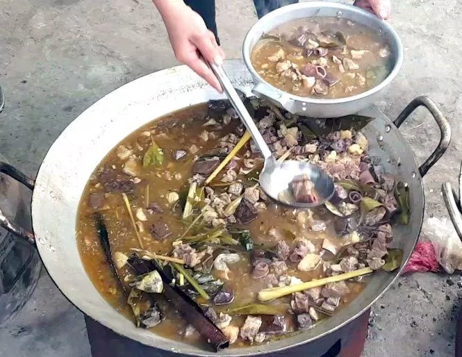chảo thắng cố được bán ở chợ phiên
