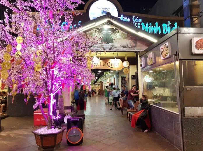 Không gian bên ngoài của quán. (Ảnh: Internet)