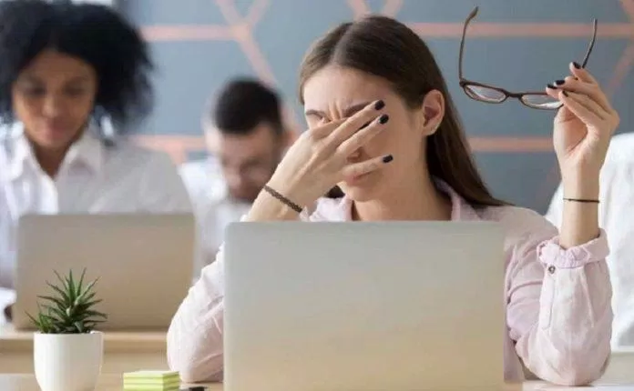Tập trung quá lâu vào công việc khiến mắt bạn bị khô, gây cảm giác khó chịu (Ảnh: Internet). Tập trung quá lâu vào công việc khiến mắt bạn bị khô, gây cảm giác khó chịu (Ảnh: Internet).