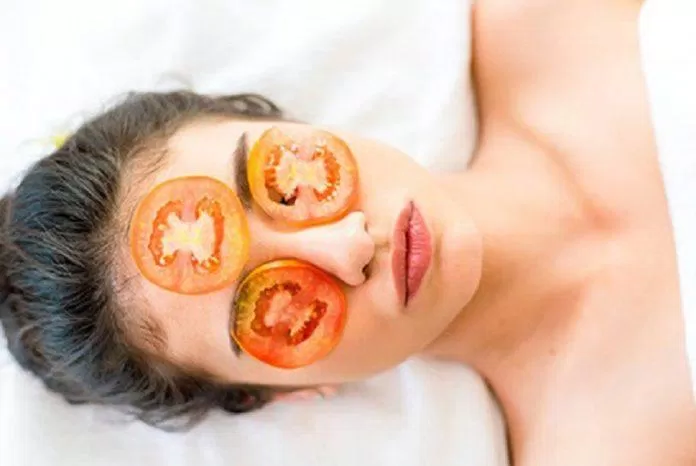 Đắp cà chua để dưỡng mắt (ảnh: Internet).