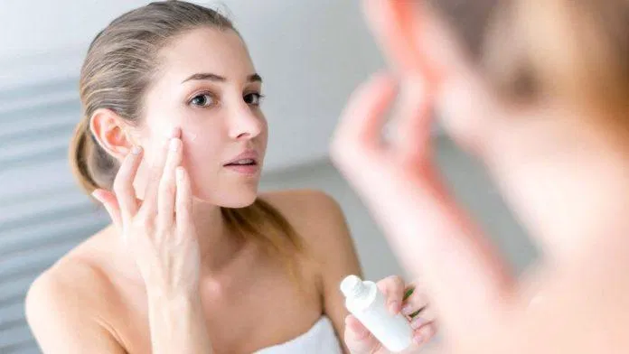 Dưỡng ẩm da là bước không thể thiếu trong việc skincare tuổi dậy thì (ảnh: internet)