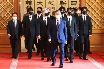 Tổng thống Hàn Quốc và Đệ nhất Phu nhân không tiếc những lời khen dành cho BTS về những giá trị văn hóa mà nhóm nhạc đã cống hiến cho quốc gia (Ảnh: Internet). Tổng thống Hàn Quốc và Đệ nhất Phu nhân không tiếc những lời khen dành cho BTS về những giá trị văn hóa mà nhóm nhạc đã cống hiến cho quốc gia (Ảnh: Internet).