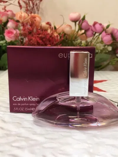 Thiết kế của nước hoa Calvin Klein gần giống như một chiếc thuyền (Nguồn: Internet) Thiết kế của nước hoa Calvin Klein gần giống như một chiếc thuyền (Nguồn: Internet)
