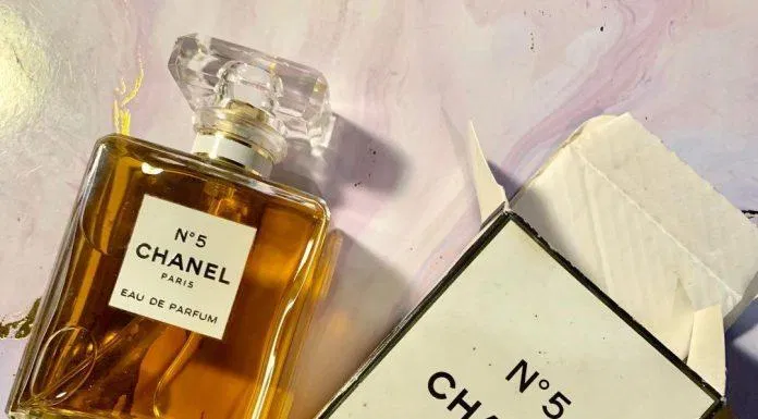 Chanel N°5 Eau De Parfum là dong nước hoa hàng đầu của Chanel (Nguồn: Internet) Chanel N°5 Eau De Parfum là dong nước hoa hàng đầu của Chanel (Nguồn: Internet)