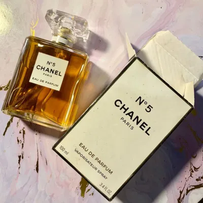 Chanel N°5 Eau De Parfum là dong nước hoa hàng đầu của Chanel (Nguồn: Internet) Chanel N°5 Eau De Parfum là dong nước hoa hàng đầu của Chanel (Nguồn: Internet)