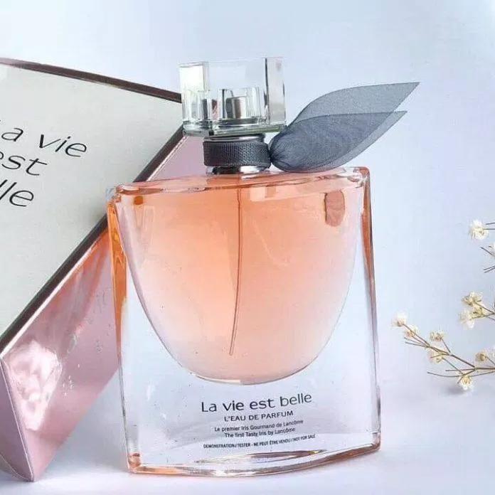 Lancome La Vie Est Belle với điểm nhấn là phần nơ ở cổ chai lấy cảm hứng từ những chiếc khăn quàng cổ (Nguồn: Internet)