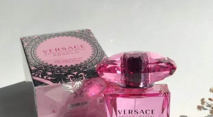 Versace Bright Crystal Absolu có thiết kế như những viên kim cương (Nguồn: Internet)