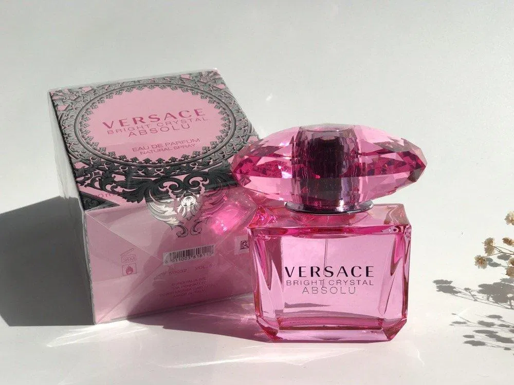 Versace Bright Crystal Absolu có thiết kế như những viên kim cương (Nguồn: Internet)