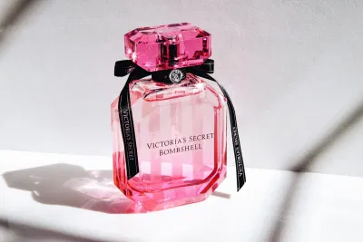 Victoria’s Secret Bombshell với tone hồng đặc trưng (Nguồn: Internet) Victoria’s Secret Bombshell với tone hồng đặc trưng (Nguồn: Internet)