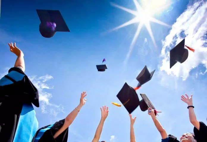 Bước vào đại học là bầu trời tương lai rộng mở với tân sinh viên (Nguồn: Internet)
