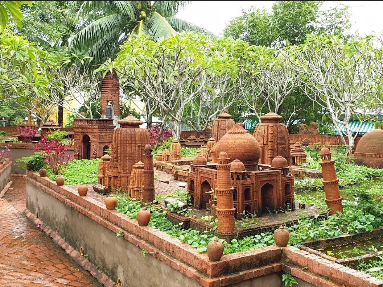 Một số tác phẩm gốm tại công viên. (Ảnh: Internet)