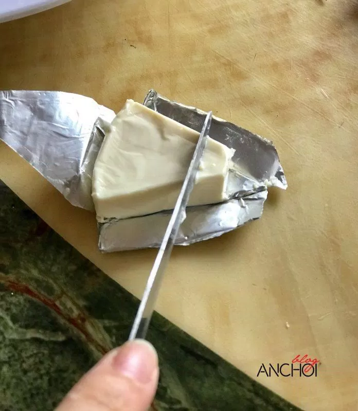 Cắt phô mai thành những miếng nhỏ (Nguồn: BlogAnChoi).