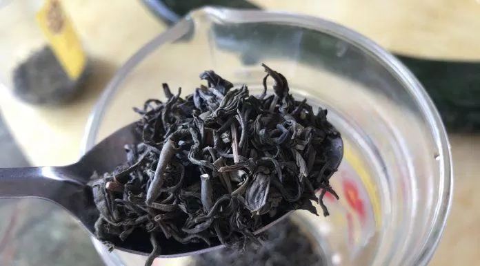 Cho 30g trà khô vào bình thủy tinh (Nguồn: BlogAnChoi).