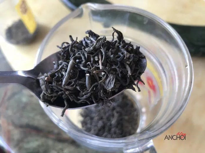 Cho 30g trà khô vào bình thủy tinh (Nguồn: BlogAnChoi).