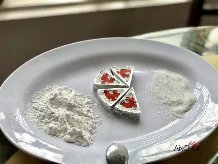 Để đường và bột năng vào đĩa (Nguồn: BlogAnChoi).