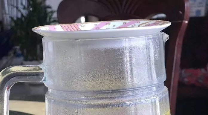 Đổ 500ml nước sôi và ủ trà (Nguồn: BlogAnChoi).