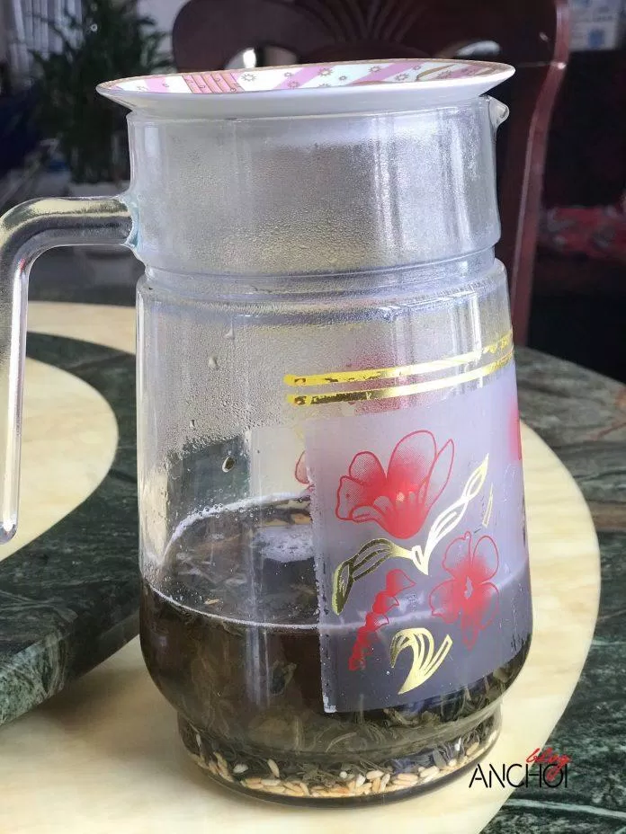 Đổ 500ml nước sôi và ủ trà (Nguồn: BlogAnChoi).