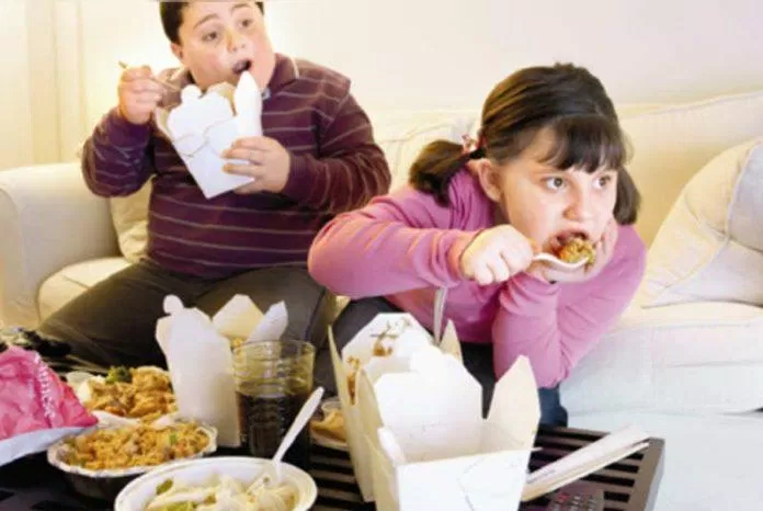 Ăn uống không kiểm soát và "dán mắt" vào các màn hình làm trẻ dễ bị béo phì (Ảnh: Internet).