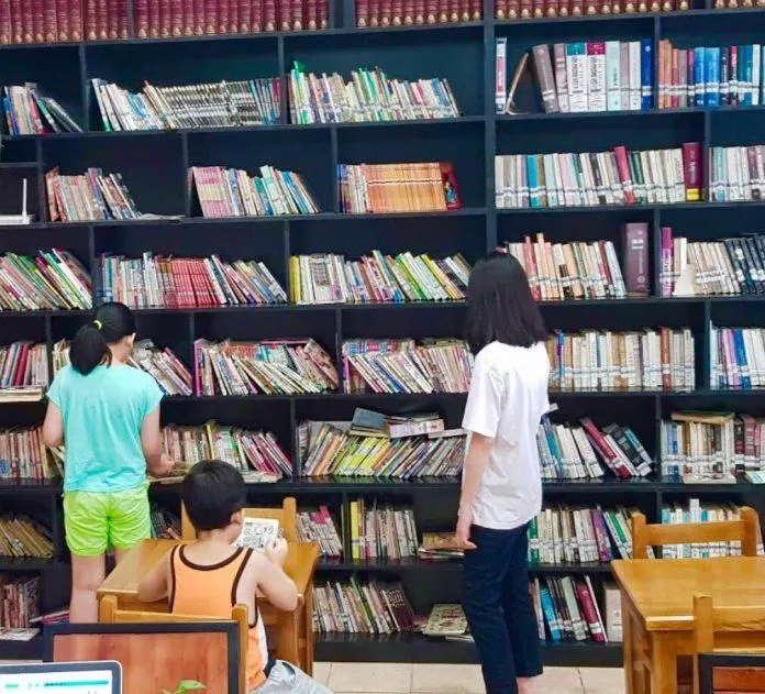 Trẻ em đọc truyện say mê ở góc hiệu sách, (Ảnh: Internet)