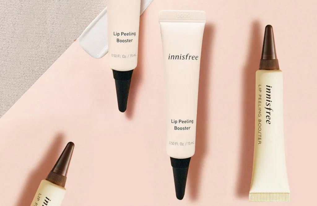 Lip Peeling của nhà Innisfree là sự kết hợp giữa dạng gel và hạt (Nguồn: Internet)