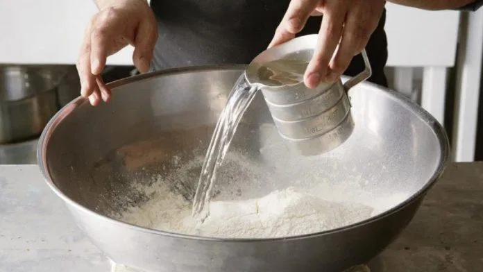 Trộn bột (Nguồn: Internet).