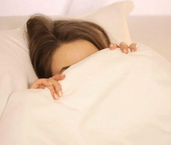 Không nên trùm chăn quá kín khi ngủ (Ảnh: Internet).