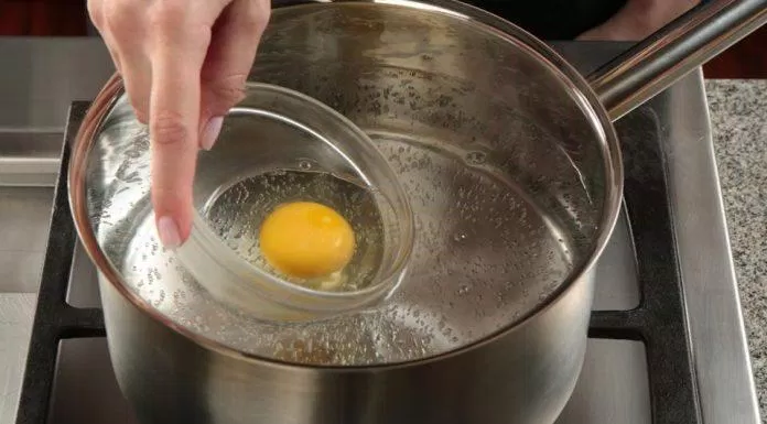 Chọn nồi đủ sâu để luộc trứng (Ảnh: Internet).