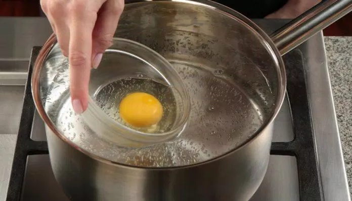 Chọn nồi đủ sâu để luộc trứng luộc (Ảnh: Internet).