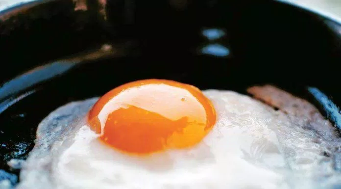 Trứng tráng nên được làm bằng chảo chống dính (Ảnh: Internet).