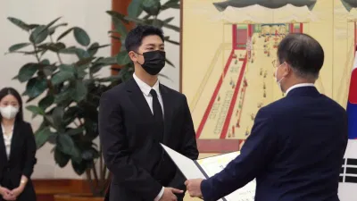 Trưởng nhóm BTS cũng xuất hiện với bộ tóc ngắn rất khác lạ nhưng cũng vô cùng bảnh bao tại sự kiện vừa rồi (Ảnh: Internet). Trưởng nhóm BTS cũng xuất hiện với bộ tóc ngắn rất khác lạ nhưng cũng vô cùng bảnh bao tại sự kiện vừa rồi (Ảnh: Internet).
