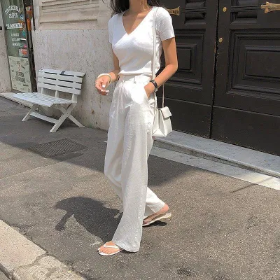 Phối với áo thun trắng thoải mái năng động xuống phố (ảnh: internet) Phối với áo thun trắng thoải mái năng động xuống phố (ảnh: internet)