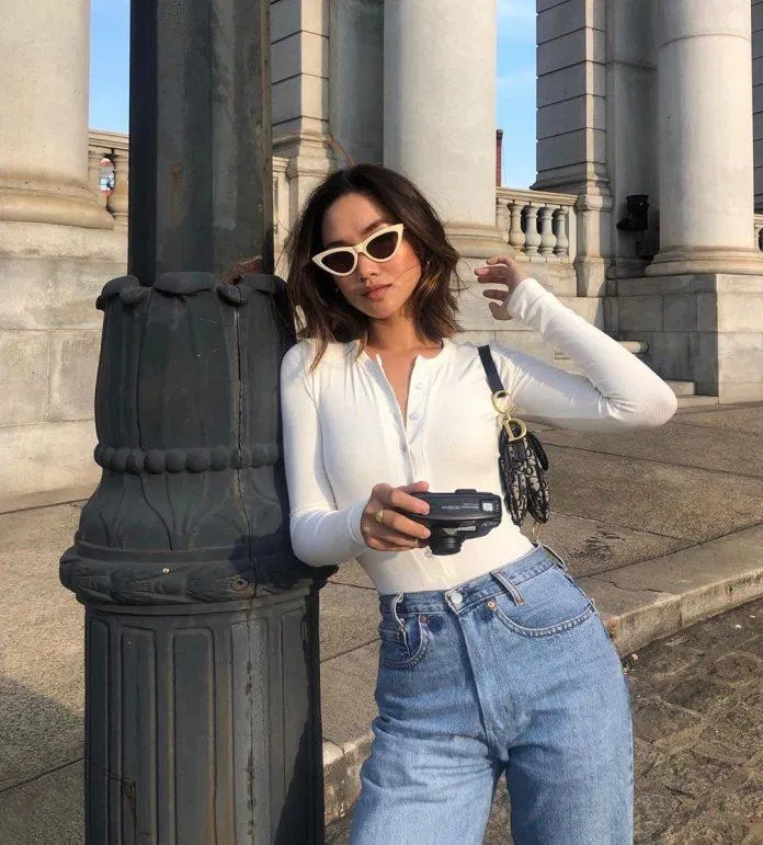 Bodysuit dài tay có cổ phối cùng quần jean tạo nên một phong cách vô cùng năng động, cá tính (ảnh: internet) Bodysuit dài tay có cổ phối cùng quần jean tạo nên một phong cách vô cùng năng động, cá tính (ảnh: internet)