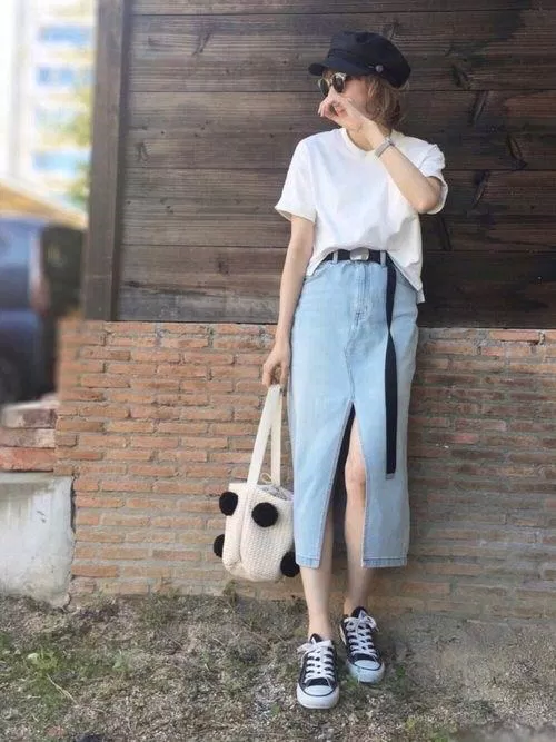Chân váy jean xẻ tà phối cùng áo thun trắng (ảnh: internet)