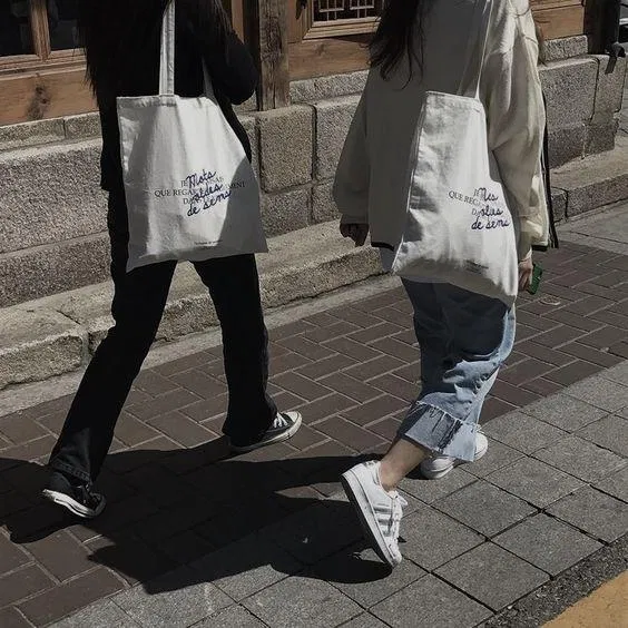 Túi tote trắng phong cách minimalist đựng được nhiều đồ thích hợp cho sinh viên, học sinh (ảnh: internet) Túi tote trắng phong cách minimalist đựng được nhiều đồ thích hợp cho sinh viên, học sinh (ảnh: internet)