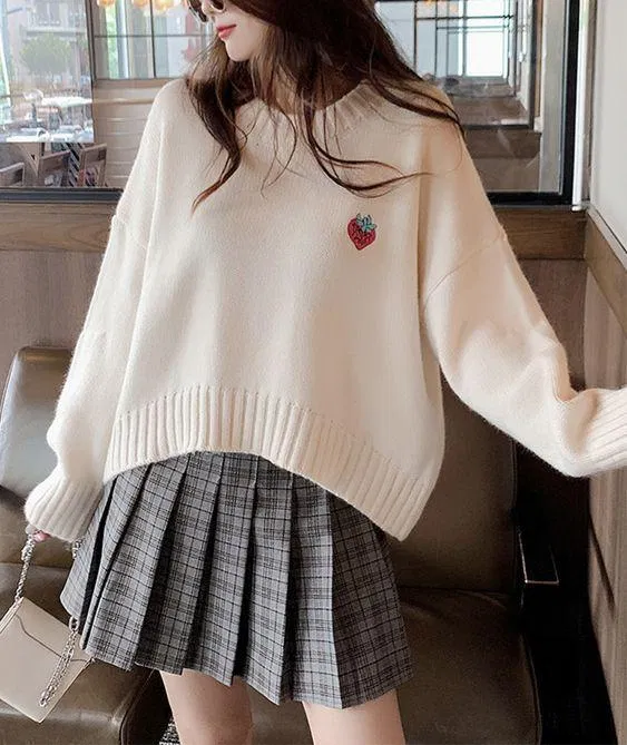 Sweater cùng chân váy caro xếp li là outfit được các nàng cực yêu thích (ảnh: internet) Sweater cùng chân váy caro xếp li là outfit được các nàng cực yêu thích (ảnh: internet)