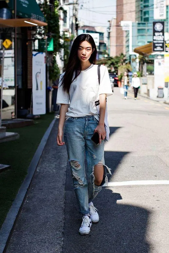 Áo thun và quần jean đơn giản nhưng lại vô cùng đẹp (ảnh: internet) Áo thun và quần jean đơn giản nhưng lại vô cùng đẹp (ảnh: internet)