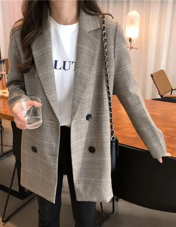 Chiếc áo blazer kiểu dáng cơ bản giúp bạn dễ dàng phối với nhiều kiểu quần áo (ảnh: internet) Chiếc áo blazer kiểu dáng cơ bản giúp bạn dễ dàng phối với nhiều kiểu quần áo (ảnh: internet)