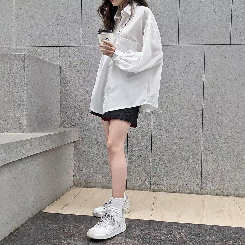 Giày sneaker giúp outfit năng động hơn bao giờ hết (ảnh: internet)