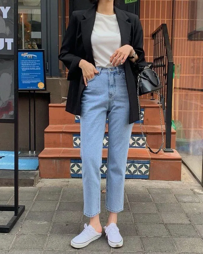 Một chiếc áo thun trắng cùng một chiếc áo blazer giúp tổng thể outfit cân bằng hơn (ảnh: internet) Một chiếc áo thun trắng cùng một chiếc áo blazer giúp tổng thể outfit cân bằng hơn (ảnh: internet)