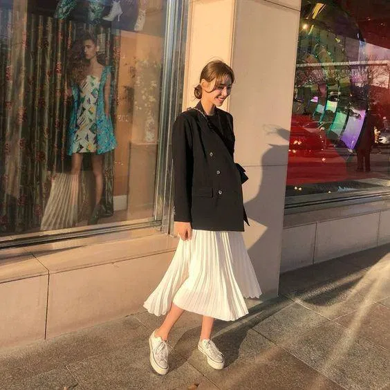 Blazer phối cùng một chiếc chân váy trắng tạo nên một outfit năng động, cá tính (ảnh: internet) Blazer phối cùng một chiếc chân váy trắng tạo nên một outfit năng động, cá tính (ảnh: internet)