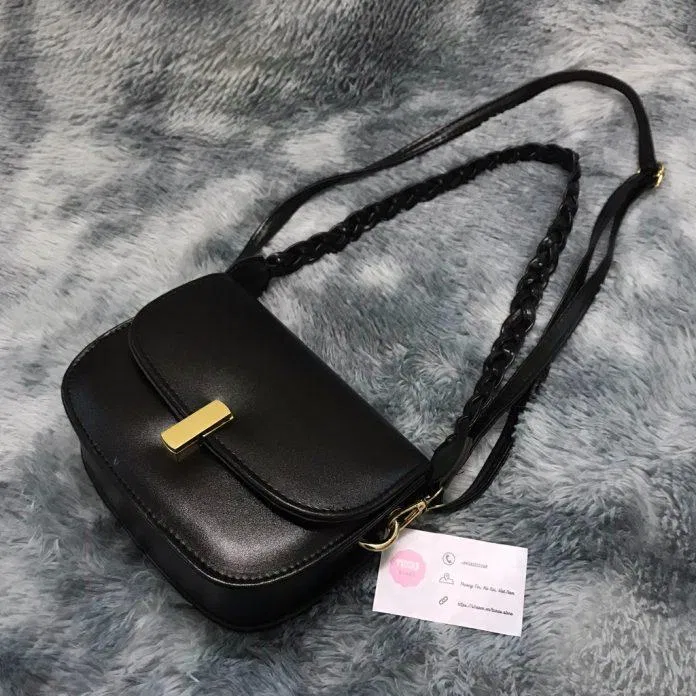 Túi da màu đen có thể điều chỉnh dây đen có thể phối cùng rất nhiều lại quần áo (ảnh: internet) Túi da màu đen có thể điều chỉnh dây đen có thể phối cùng rất nhiều lại quần áo (ảnh: internet)