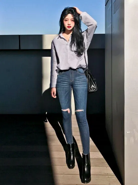 Quần Jean ôm sát giúp bạn khoe đôi chân dài và thẳng của mình (ảnh: internet) Quần Jean ôm sát giúp bạn khoe đôi chân dài và thẳng của mình (ảnh: internet)