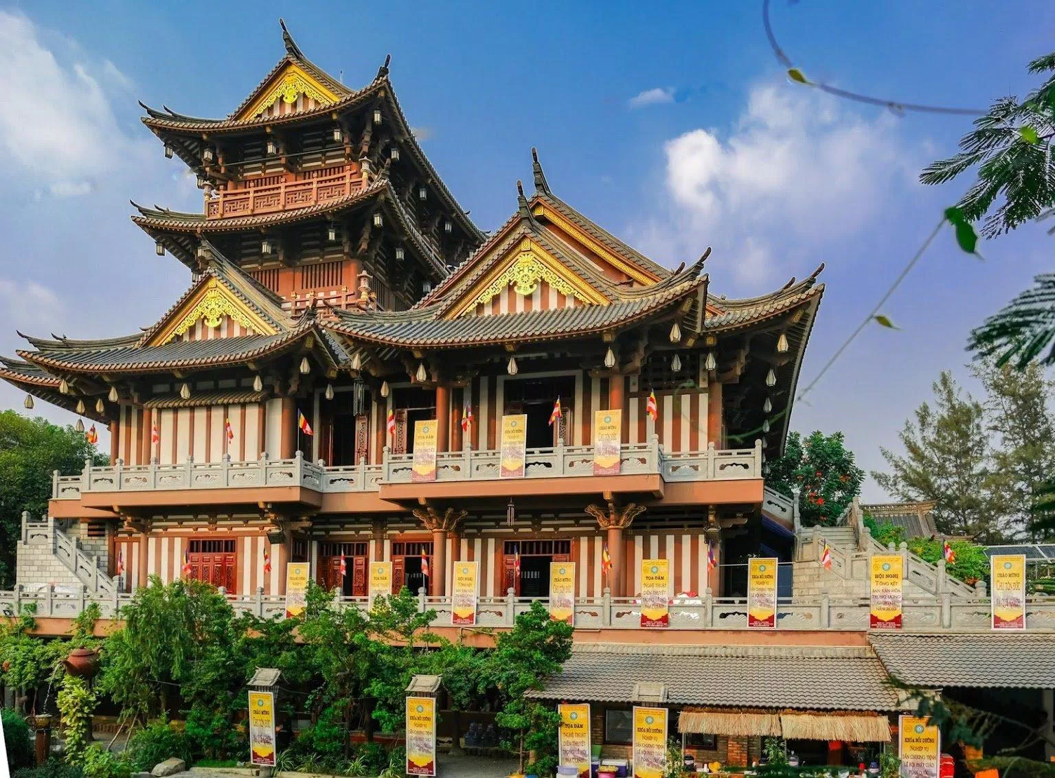 Tu viện Khánh An nhìn từ xa (Nguồn: Internet). Tu viện Khánh An nhìn từ xa (Nguồn: Internet).