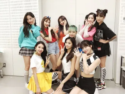 TWICE nhóm nhạc K-Pop thể hiện mối quan hệ bền chặt giữa các thành viên. (Nguồn: Internet)